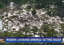Louisiana Sinkhole on Una Gigantesca Voragine Compare In Louisiana   L Enorme Buco    Pieno