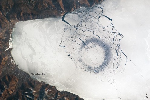 cerchio-nel-ghiaccio-lago-baikal.jpg